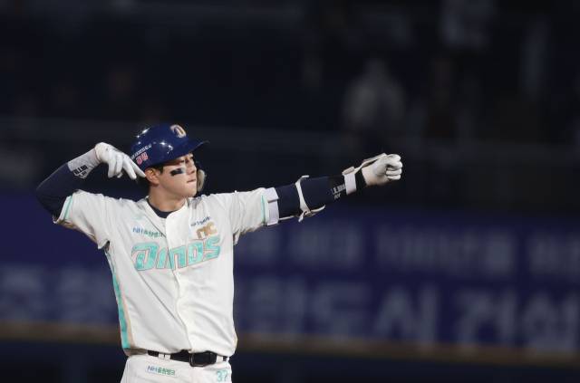 31일 NC 4번 타자 박건우가 2루타를 치고 세리머니를 하고 있다. 연합뉴스