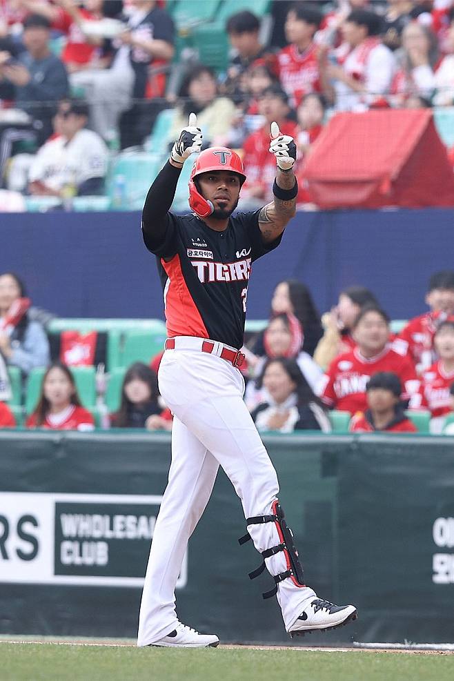 득점 후 세리머니 중인 카스트로. KIA구단 제공