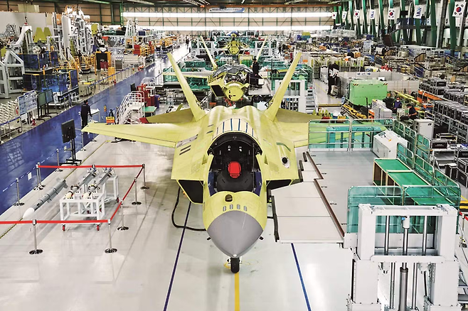 ▲경남 사천 소재 한국항공우주산업(KAI) 공장에서 KF-21이 생산되는 모습. 사진=KAI 제공
