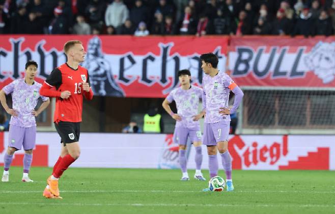 31일(현지시간) 오스트리아 빈 에른스트 하펠 스타디움에서 열린 한국 축구 국가대표팀과 오스트리아의 평가전에서 한국 선수들이 실점 후 아쉬워 하고 있다. 사진=연합뉴스