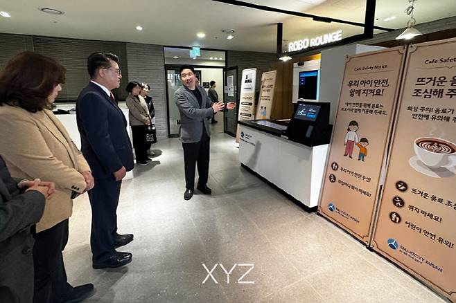 엑스와이지(XYZ)가 지난달 30일 부산 에코델타 스마트시티 국가시범도시에서 열린 자율주행 모빌리티 서비스 오픈 행사에서 바리스타 로봇 바리스브루(Baris Brew) 시연을 진행하고 있다. (사진=엑스와이지)
