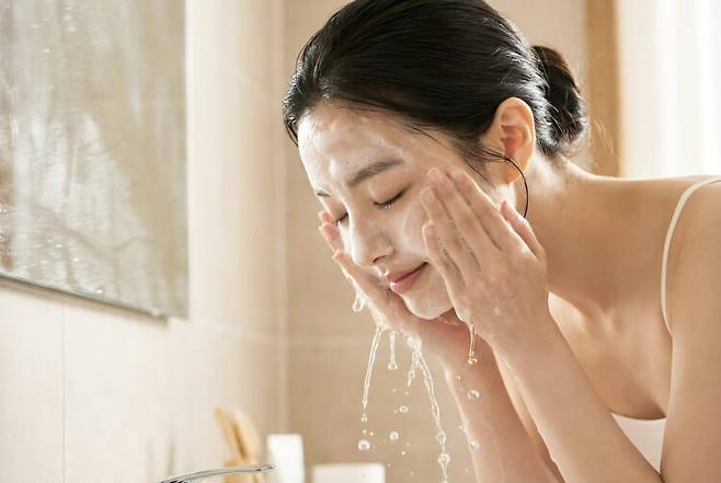 미세먼지가 심할수록 '강하게 씻는 것'보다 미세먼지 특성을 고려한 클렌징 방식이 필요하다. 사진=클립아트코리아