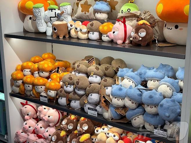 넥슨이 롯데월드 야외공간에 설치한 메이플랜드 내 굿즈샵.2026.4.1 ⓒ 뉴스1 김민재 기자