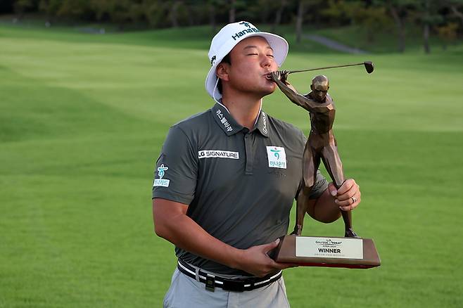 함정우가 2024시즌 골프존-도레이 오픈 최종 4라운드에서 우승을 차지한 후 트로피에 입맞춤을 하고 있다. 사진 | KPGA