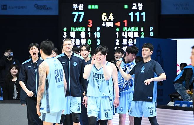 고양 소노 선수단이 19일 고양소노아레나에서 열린 2025~2026 LG전자 프로농구 정규리그 부산 KCC와 경기에서 승리한 뒤 기뻐하고 있다. 사진 | KBL