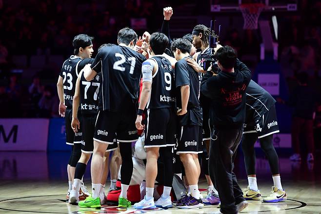 KT 선수들이 수원KT소닉붐아레나에서 열린 2025~2026 LG전자 프로농구 5라운드 삼성전에 앞서 파이팅을 외치고 있다. 사진 | KBL