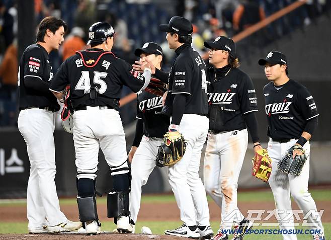 31일 대전한화생명볼파크에서 열린 KT와 한화의 경기. KT가 9대4로 승리하며 개막 3연승을 달렸다. 승리의 기쁨을 나누는 KT 선수들의 모습. 대전=허상욱 기자wook@sportschosun.com/2026.03.31/