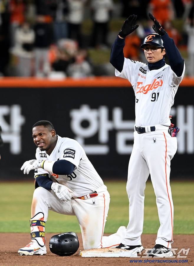 31일 대전한화생명볼파크에서 열린 KT와 한화의 경기. 8회말 2사 2,3루 한화 페라자가 2타점 2루타를 치고 KT 1루수 김현수와 부딪힌 뒤 힘든 표정으로 2루 베이스에 앉아있다. 대전=허상욱 기자wook@sportschosun.com/2026.03.31/