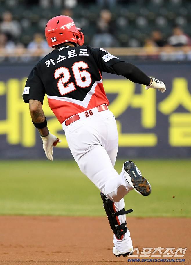 카스트로는 잠실구장을 가른 뒤 힘차게 달렸다.