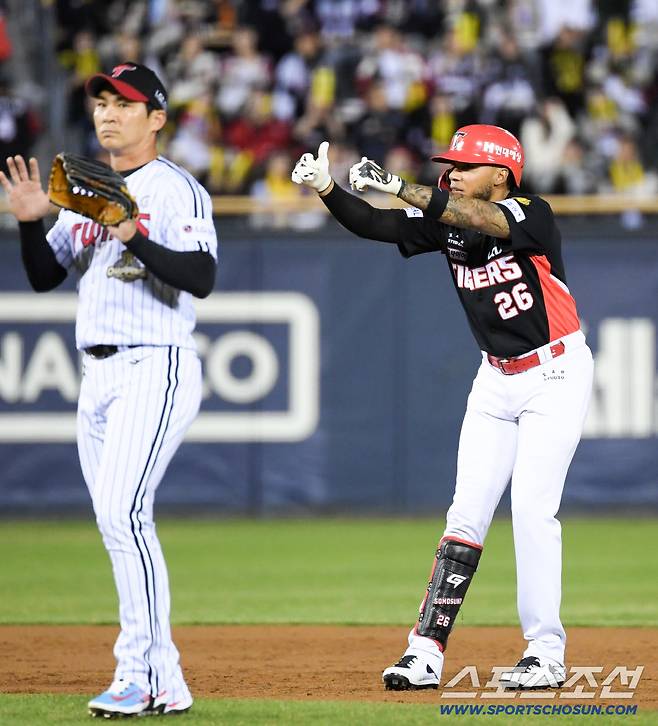 두 타석 연속 2루타에 엄지척.