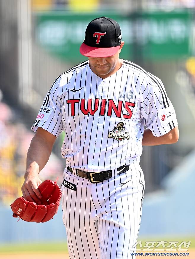 28일 잠실야구장에서 열린 KT와 LG의 개막전. 1회초 6실점 후 이닝을 마친 LG 치리노스가 더그아웃으로 향하고 있다. 잠실=허상욱 기자wook@sportschosun.com/2026.03.28/