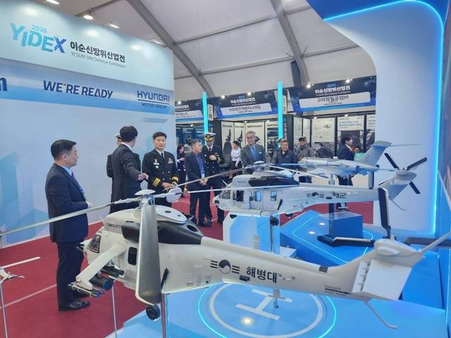 1일 경남 창원 해군사관학교에서 열린 '2026 이순신 방위산업전(YIDEX)'에서 KAI 관계자가 전시물을 설명하고 있다. /KAI