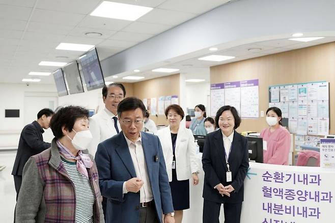 신상진 성남시장이 31일 성남시의료원을 방문해 내방 환자와 이야기 나누고 있다. 성남시 제공