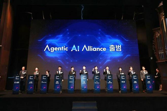 1일 서울 서초구 엘타워에서 열린 국가 AI 에이전트 생태계 발전을 위해 민관 협의체인 '에이전틱 AI 얼라이언스' 출범식에서 참석자들이 포즈를 취하고 있다. 과학기술정보통신부