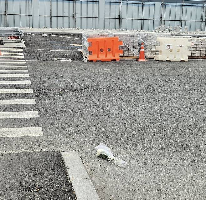 지난달 대전유성복합터미널 임시승강장 사고 현장 앞에 유족이 두고 간 국화 꽃이 놓아져 있다. 최다인 기자