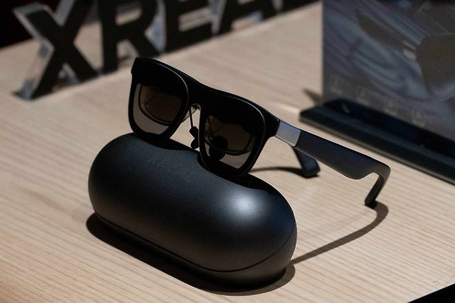 엑스리얼이 1일 한국 시장에 공식 출시한 AR 글라스 신제품 'XREAL 1S'