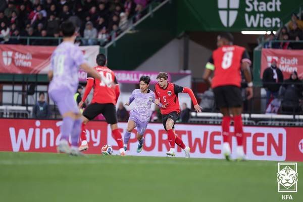 엄지성(중앙 왼쪽, 남자 축구대표팀). 대한축구협회 제공