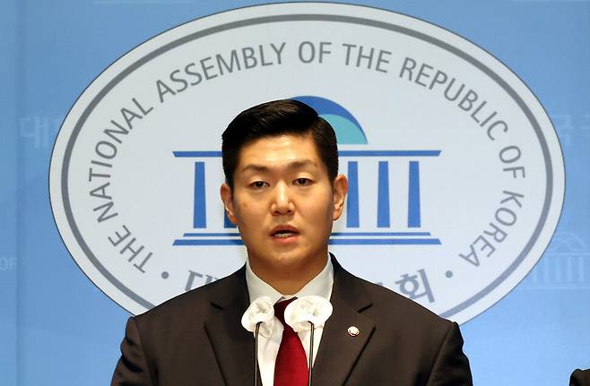 김재섭 국민의힘 의원이 12·3 내란 직후인 2024년 12월11일 국회 소통관에서 탄핵안 가결에 찬성한다는 기자회견을 하고 있다. 김경호 선임기자 jijae@hani.co.kr