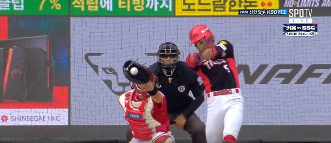 29일 인천 SSG전 3회 1사 만루 찬스에서 5구째 헛스윙하는 김도영의 모습. 사진=스포티비 캡처