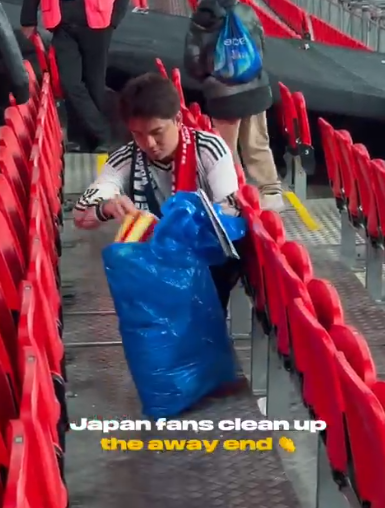 웸블리 스타디움에서 쓰레기를 줍는 일본 축구 팬들. 사진=x 캡처