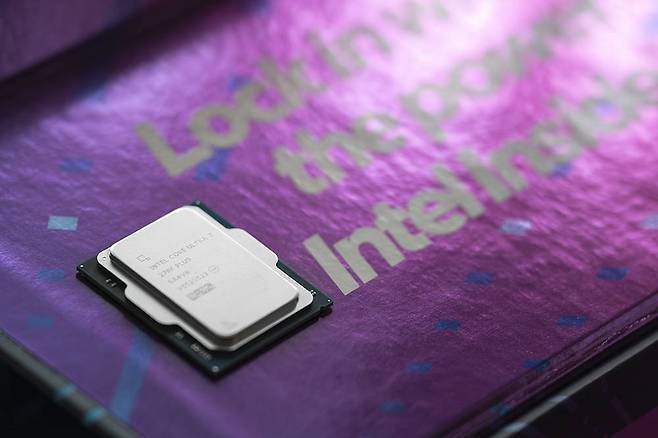 인텔 코어 울트라 200S 플러스의 구성은 좋으나 PC 시장 전반의 가격이 오르는 추세인 점이 발목을 잡는다 / 출처=IT동아