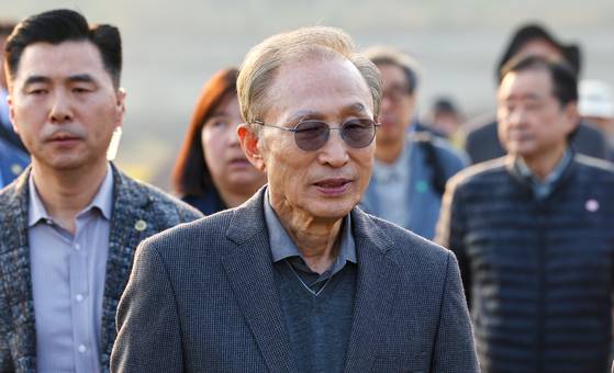 이명박 전 대통령이 2023년 10월 경기도 여주 강천보를 걷고 있다. 강천보는 이 전 대통령이 재임 시절 건설한 4대강 16개의 보 중 하나다. 연합뉴스