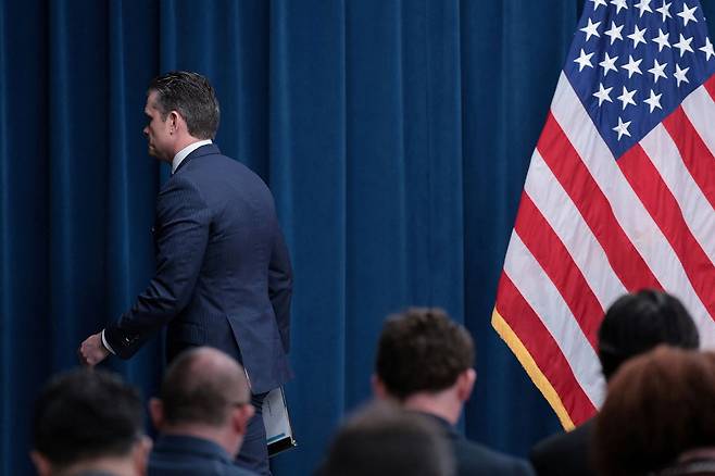 피트 헤그세스 미국 국방장관이 지난달 31일(현지시간) 국방부(전쟁부) 청사에서 기자회견을 한 뒤 회견장을 떠나고 있다. 로이터=연합뉴스