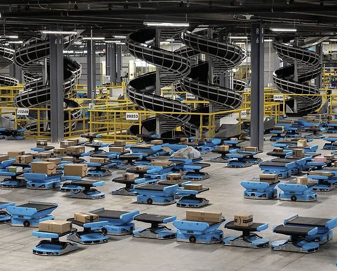 아마존 물류 센터의 모습. 아마존은 지난해 물류센터에 100만 번째 로봇을 배치했다. 전 세계 아마존 배송의 75%가 로봇의 도움을 받는다. 사진 아마존