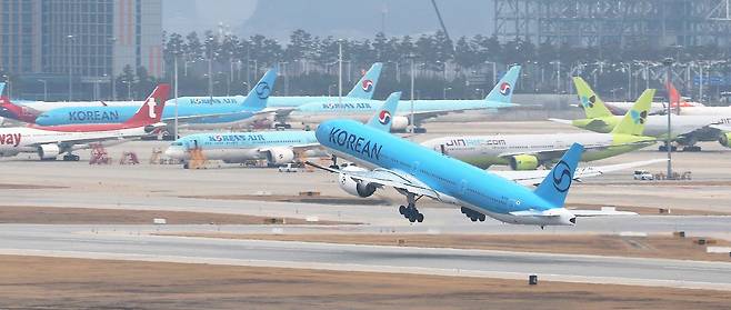 1일 인천국제공항에서 대한항공 여객기가 이륙하고 있다. 국제유가가 치솟으면서 이번 달 발권하는 항공권에 부과되는 유류할증료도 직전과 비교해 일제히 최대 3배 이상 뛰어올랐다. 연합뉴스