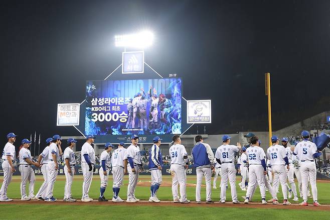 (서울=뉴스1) = 1일 대구삼성라이온즈파크에서 2026 신한 SOL KBO 리그 삼성 라이온즈와 두산 베어스의 경기에서 13-3으로 승리를 거두며 KBO리그 최초 3000승을 거둔 삼성 선수들이 하이파이브를 하고 있다. (삼성 라이온즈 제공. 재판매 및 DB 금지) 2026.4.1/뉴스1