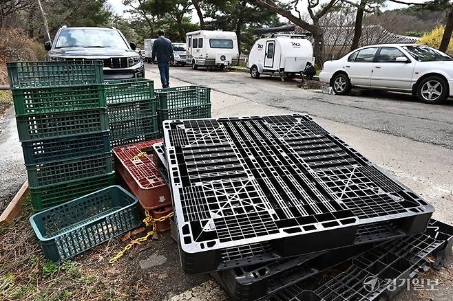 정조대왕의 효심이 담긴 수원특례시 효행길 일대가 화물차와 캠핑카 등의 불법 주차, 쓰레기 투기, 물건 적치 등으로 몸살을 앓고 있다. 사진은 장기간 방치되고 있는 컨테이너와 자재 모습. 김시범기자