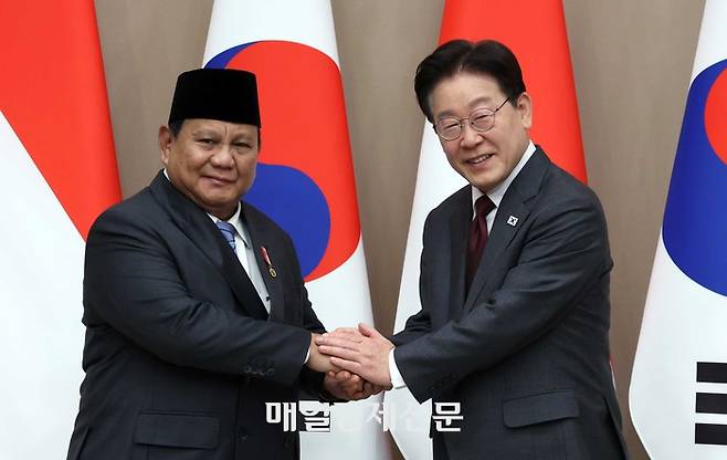 이재명 대통령과 프라보워 수비안토 인도네시아 대통령이 1일 청와대 본관에서 열린 한-인도네시아 확대정상회담에 앞서 악수하고 있다. 2026.04.01. 청와대사진기자단 김호영기자