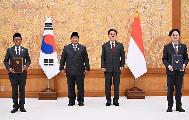 1일 청와대에서 열린 한-인도네시아 양해각서 교환식에서 참석자들이 ‘핵심광물 협력에 관한 양해각서’를 교환한 후 기념촬영을 하고 있다.
(왼쪽부터 바흘릴 에너지광물자원부장관, 프라보워 수비안토 인도네시아 대통령, 이재명 대통령, 김정관 산업부장관) 26.04.01 청와대사진기자단 김호영기자