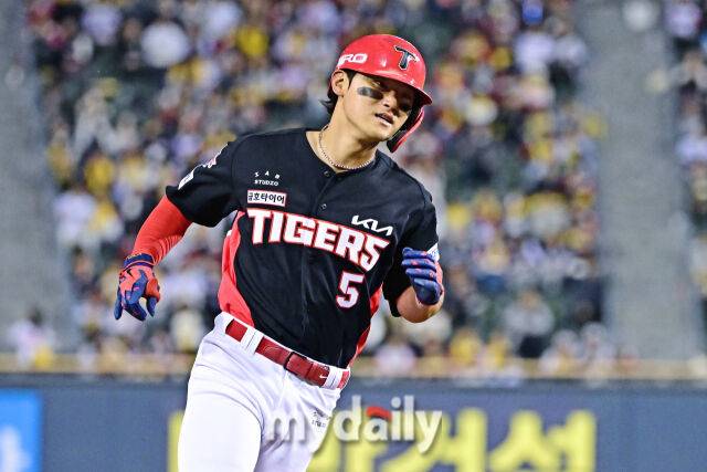 31일 서울 잠실야구장에서 열린 '2026 신한 SOL BANK KBO리그' LG 트윈스와 KIA 타이거즈 경기. KIA 김도영이 2회초 2사 2루에 투런포를 친 후 주루하고 있다./잠실=한혁승 기자 hanfoto@mydaily.co.kr