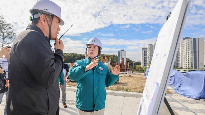 신 시장이 지정타 사업현장을 살피고 있다. 과천시 제공