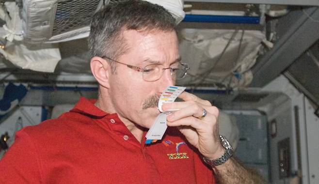 면역 바이오마커 실험을 진행하는 모습. NASA Johnson 유튜브 캡처