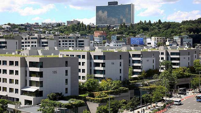 8명 대가족이 단칸방에 엉겨 살던 소년은 이제 대한민국 부의 상징인 나인원한남의 현관문을 열었다. 네이버부동산