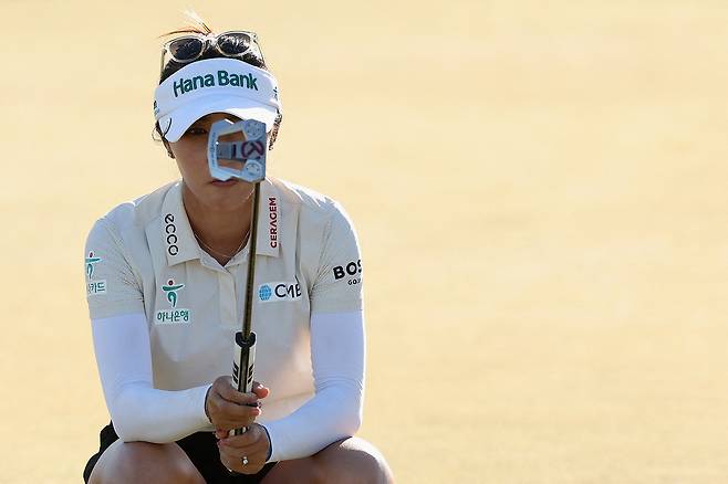 그린 경사를 파악하고 있는 리디아 고. 사진 제공=AFP연합뉴스