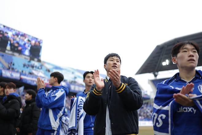 수원 삼성과 수원FC는 K리그2 시즌 초반 각각 개막 5전승과 4전승을 달리며 승격 경쟁서 앞서나가고 있다. 원동력은 다른 팀보다 많은 K리그1 경험자들의 활약이다. 사진제공│한국프로축구연맹