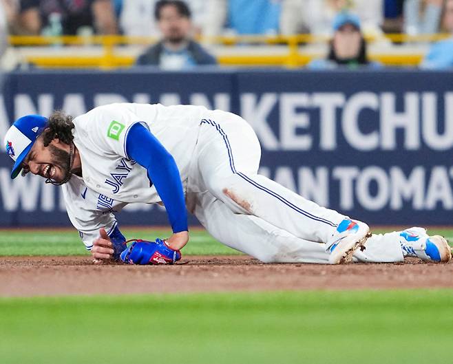 토론토 코디 폰세가 31일 홈 로저스센터에서 열린 콜로라도전 선발 등판해 3회 땅볼 타구를 처리하다 무릎을 다쳐 쓰러지고 있다. AFP연합뉴스