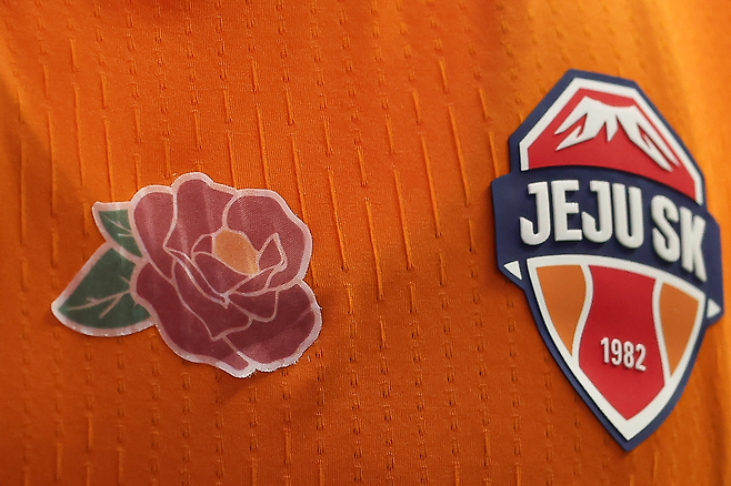 제주SK가 4일 홈경기에 4·3 추모를 위해 동백꽃 패치를 달고 뛴다. 제주 제공