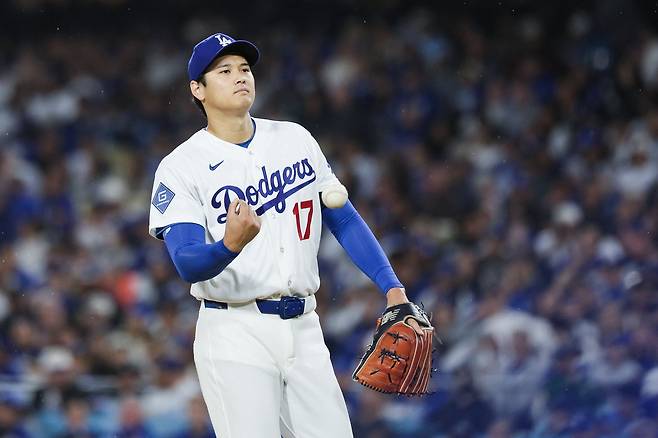 LA 다저스 오타니 쇼헤이가 1일 클리블랜드전에 선발 등판, 1회초 볼을 바꿔달라고 요청하고 있다. EPA연합뉴스
