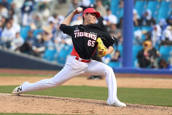 ▲ 팀 필승조 중 가장 안정적인 투구 내용을 보여주고 있는 성영탁 ⓒKIA타이거즈