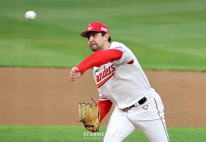 베니지아노가 키움전과 KBO리그 데뷔전에서 투구를 펼치고 있다. /사진=강영조 선임기자