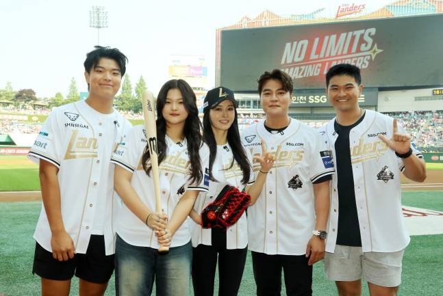 지난해 6월 추신수 SSG 육성총괄(왼쪽에서 4번째)의 아내와 자녀들이 시구와 시타, 시포자로 나선 뒤 기념촬영을 하고 있다. /사진=SSG 랜더스 제공