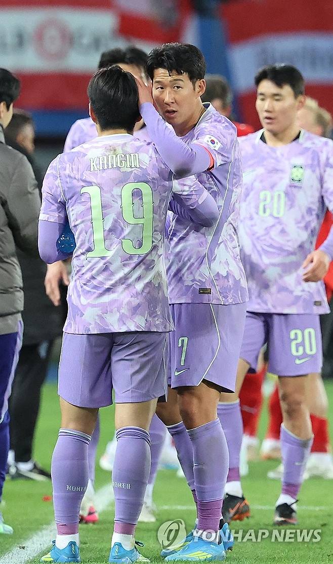 손흥민이 자신을 향한 기량 하락 의견에 동의하지 않았다. 창피한 행동 하지 않았다며 아직 녹슬지 않았음을 알렸다. 손흥민은 1일 오스트리아와의 한국 대표팀 원정 경기 직후 취재진과의 인터뷰에서 기량이 떨어진 것 아니냐는 의견에 '난 그렇게 생각하지 않는다. 어느 순간 내가 기량이 떨어지고 내려놔야 할 땐 내가 냉정하게 내려놓겠다. 내가 많은 골을 넣었고 당연히 기대감이 높은 것은 잘 알고 있다'고 했다. 이어 '지금 나쁘지 않다. 그러다가 내가 골 넣으면 어떤 얘기가 나올지 궁금하다. 토트넘에서도 10경기 못 넣은 적이 있고 그렇다. 스스로 창피한 행동하지 않았다. 부족하다고 생각하면 누구보다 냉정하게 했다'고 덧붙였다. 연합뉴스