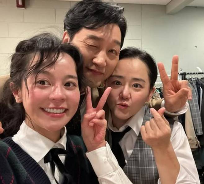 배우 문근영이 연극 '오펀스' 출연진들과 함께 기념 촬영을 하고 있다. / 사진=문근영 SNS