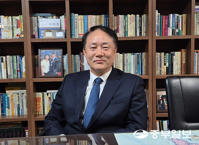 이억희 안양 예담교회 담임목사가 중부일보 인터뷰를 마치고 사진촬영을 위해 포즈를 취해 보인다. 하재홍 기자