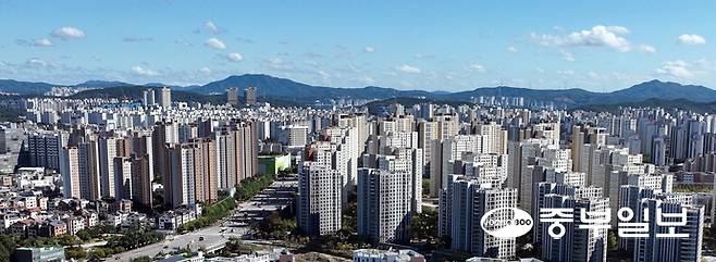지난해 10월 15일 정부의 주택 시장 안정화 대책 발표로 부동산 규제지역으로 지정된 수원시 영통구의 모습 . 사진=중부일보DB