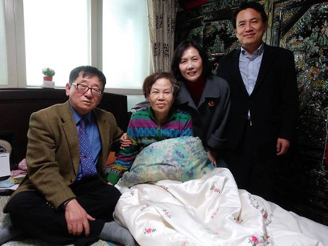 내 아내 오성자가 아파 누워 있을 때 문병오신 김진태 강원지사 내외분. 세상을 떠나 이제는 더 이상 볼 수 없는 아내이기에 마음에 남는 사진이다.